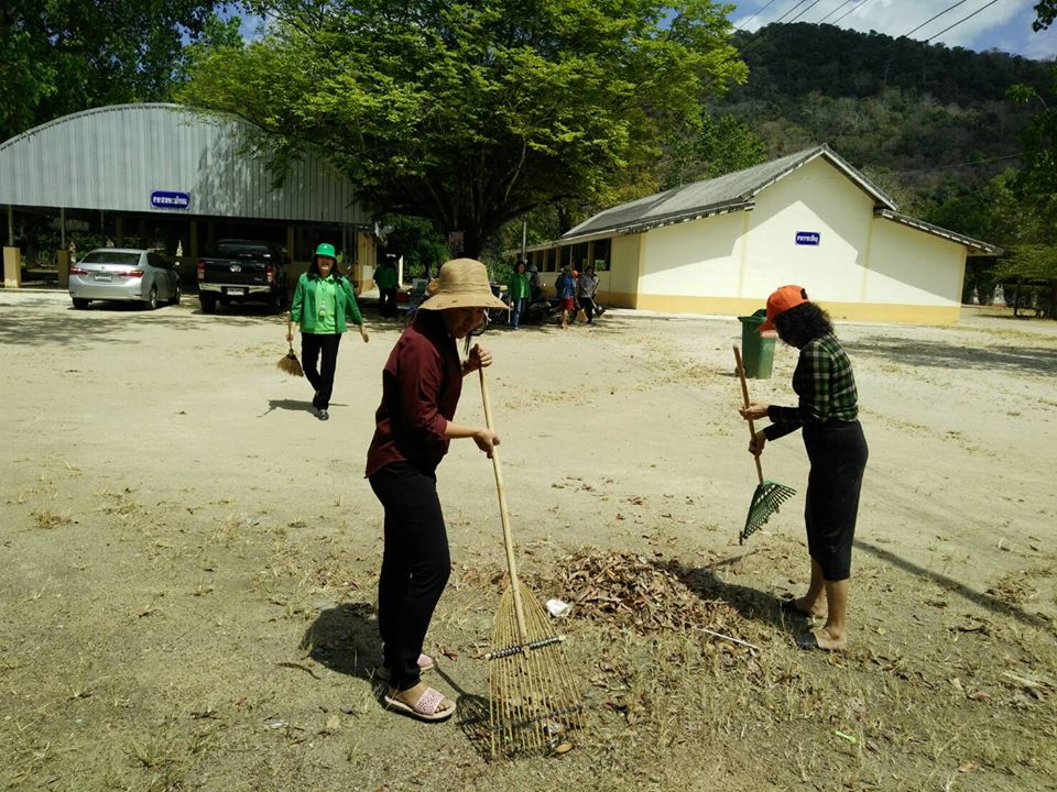 จัดกิจกรรมทำความสะอาดบริเวณวัดทุ่งปาหนัน