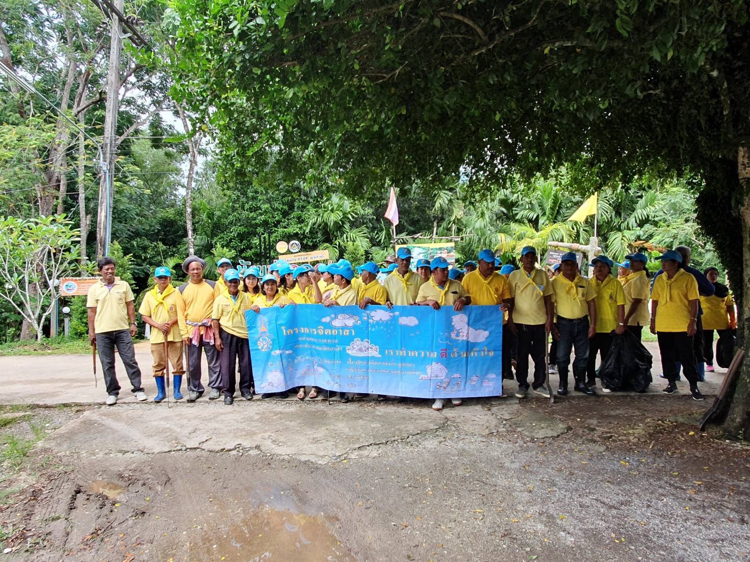 โครงการส่งเสริมการอนุรักษ์ทรัพยากรธรรมชาติและสิ่งแวดล้อม  ณ บริเวณบ้านท่าคลอง หมู่ที่3 กิจกรรมฟื้นฟูและพัฒนาแหล่งน้ำ คูคลอง เก็บขยะสองข้างทาง